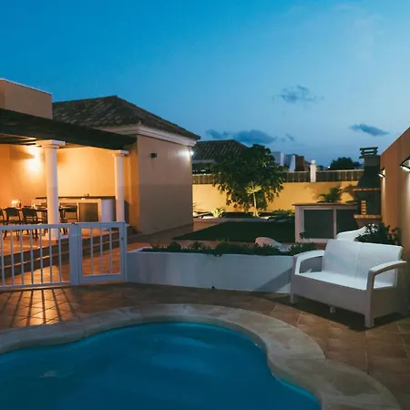 Moderne Met Verwarmd Zwembad In