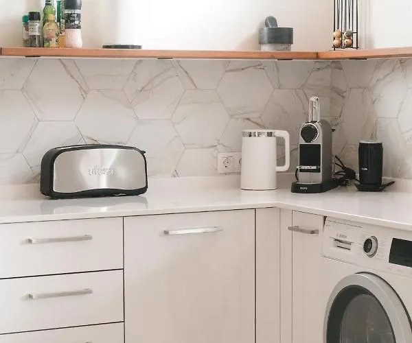 Moderne Met Verwarmd Zwembad In