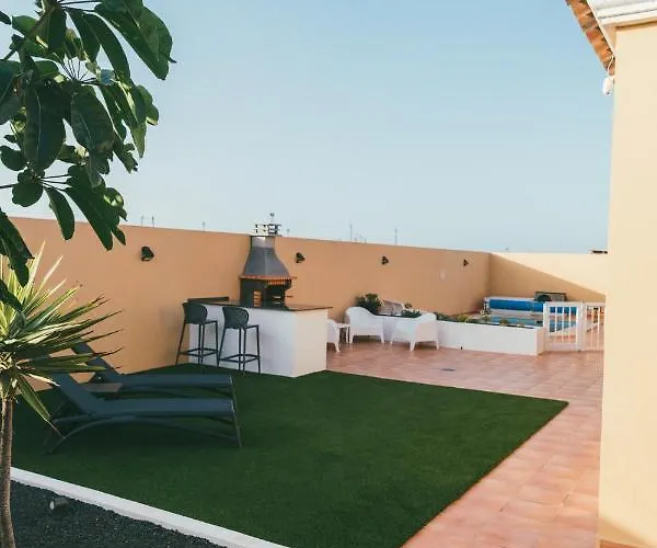 Moderne Met Verwarmd Zwembad In