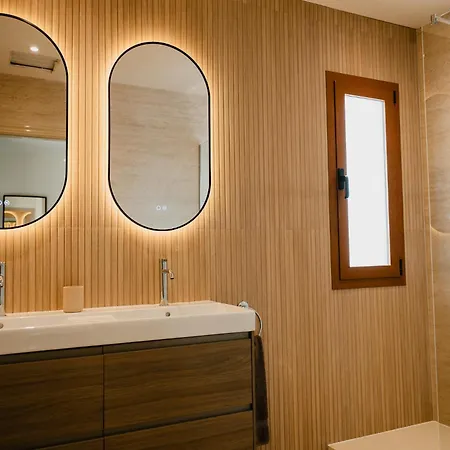 Moderne Met Verwarmd Zwembad In