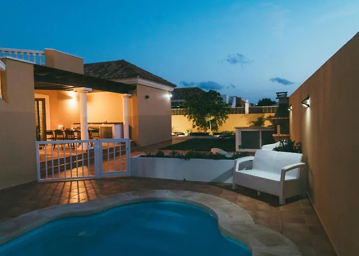 Moderne Met Verwarmd Zwembad In