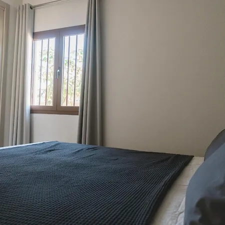 Moderne Met Verwarmd Zwembad In